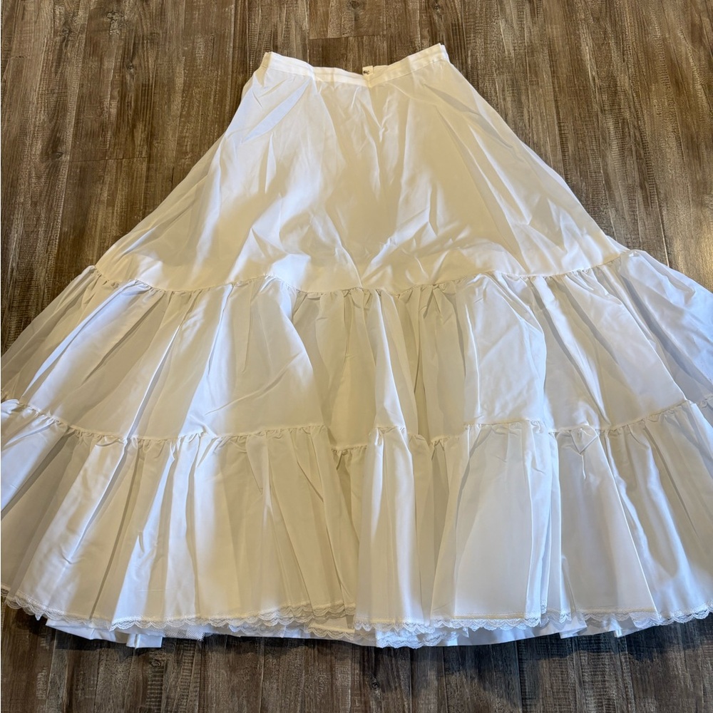 Wedding Dress Petticoat White 26” Waist From 1987 Worn Once.  Tag Size 4